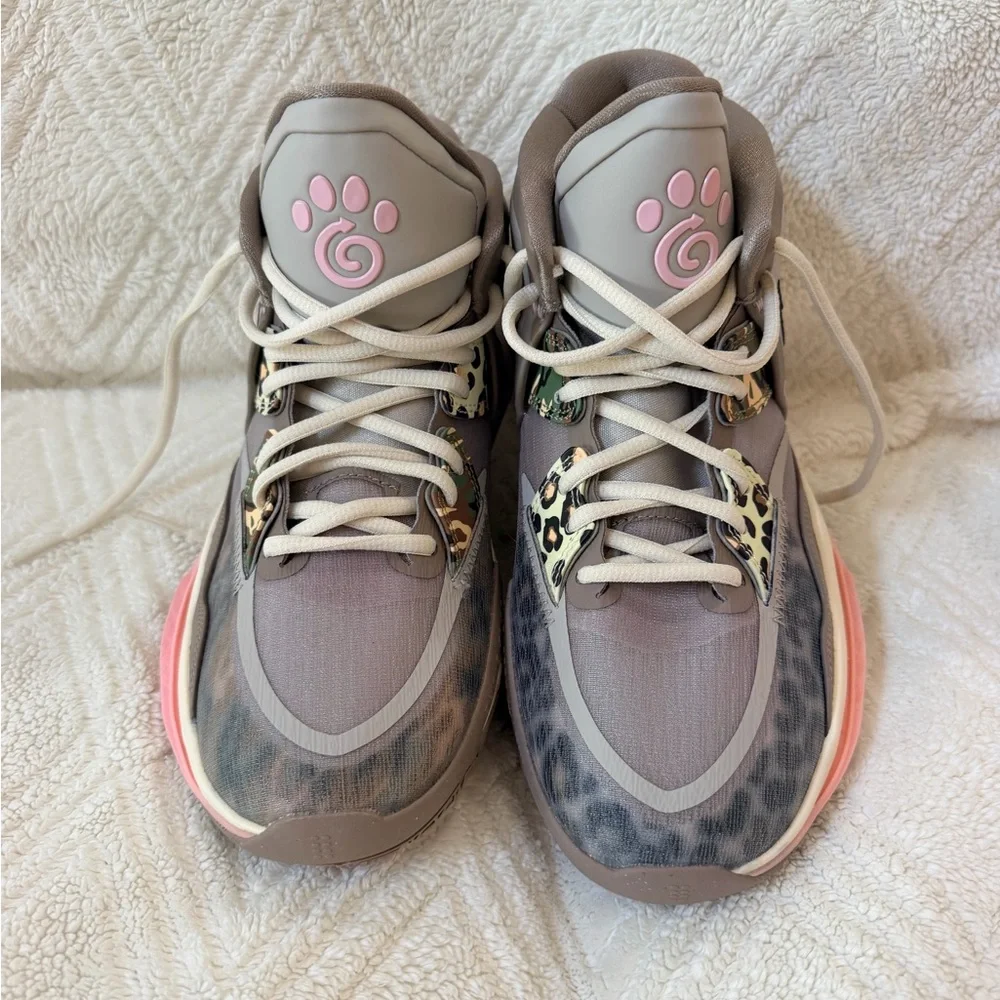 NEW NEVER WORN Kyrie Infinity size 6